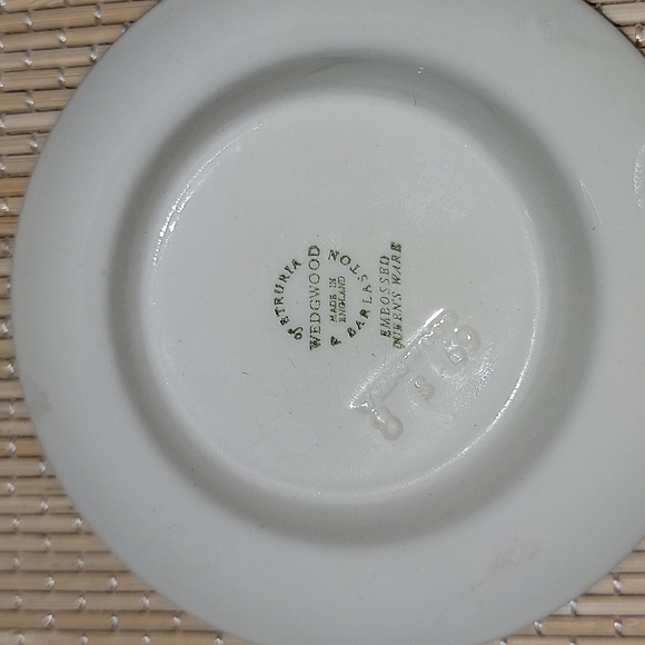 Wedgwood Queensware Ashtrays Trinket Dish White Cream Embossed Grape - Lot of 2 - Picture 3 of 5